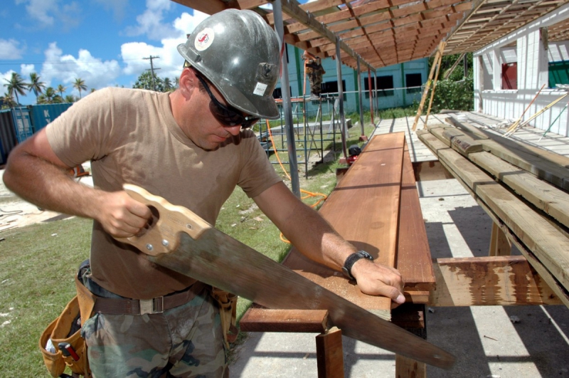 menuisier-CONSEGUDES-min_worker_construction_building_carpenter_male_job_build_helmet-893290